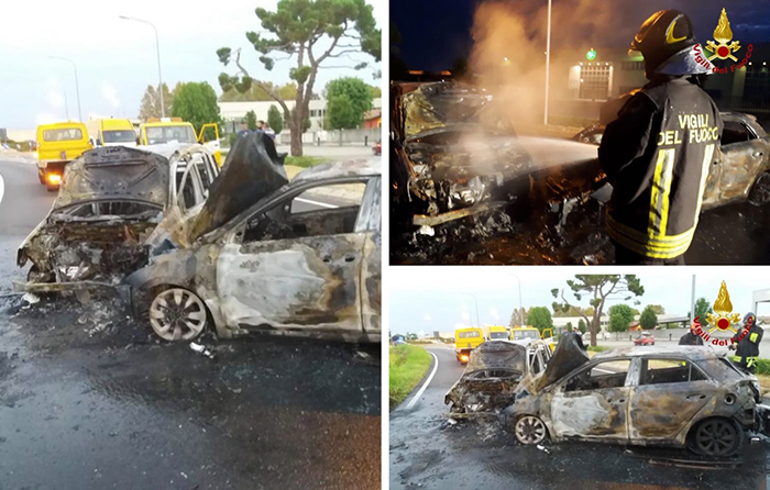 Schianto frontale tra due auto: quella alimentata a metano prende fuoco. Tutti salvi gli occupanti
