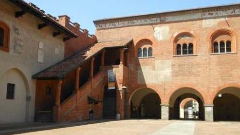 novara cortile broletto