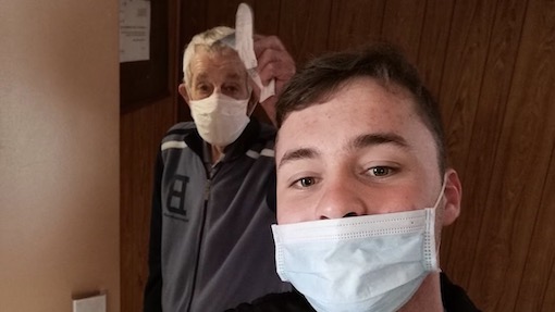 giovani del programma consegnano la spesa