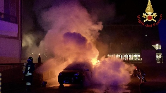 novara incendio auto