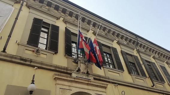 novara bandiere mezz asta