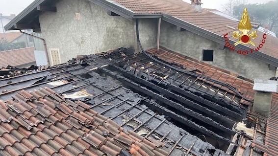 oleggio incendio tetto