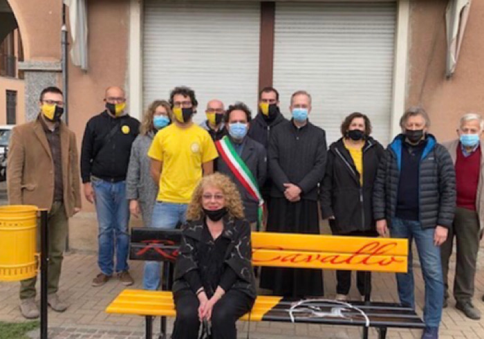 Cameri, inaugurata la panchina riqualificata dal "Rione Cavallo"