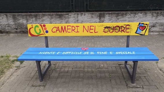 cameri panchina imbrattata