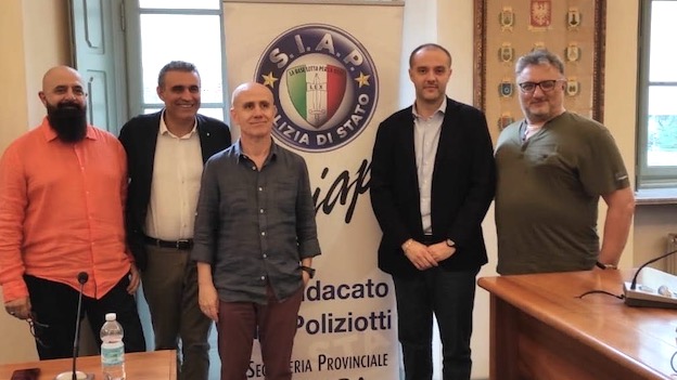 binatti polizia incontro