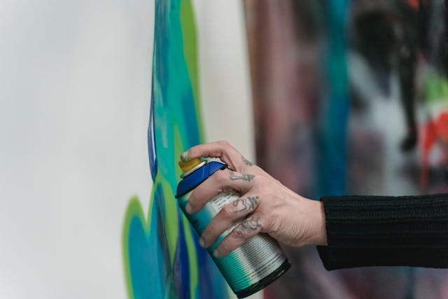 mano spray graffiti