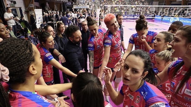 igor gruppo mani maglia rosa