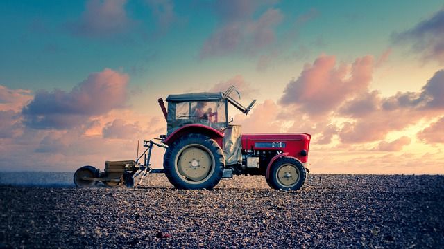agricoltura trattore arare terra
