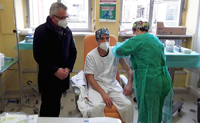 Sono 10.078, di cui 5.749 ultra 80enni, le persone che hanno ricevuto oggi il vaccino contro il Covid 