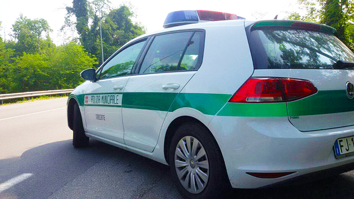 Non si fermano all'alt, inseguiti: il conducente trovato senza patente e assicurazione