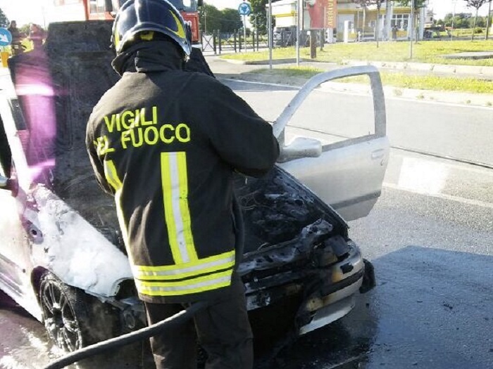 Auto s'incendia dopo lo schianto contro un palo
