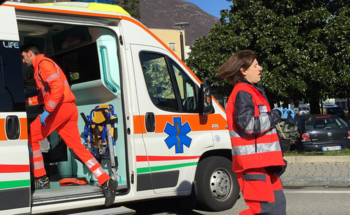 Incidente frontale tra auto a Gozzano, due feriti
