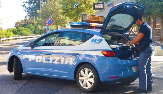 Esce di strada, auto distrutta, nessuna ferita per una 23enne