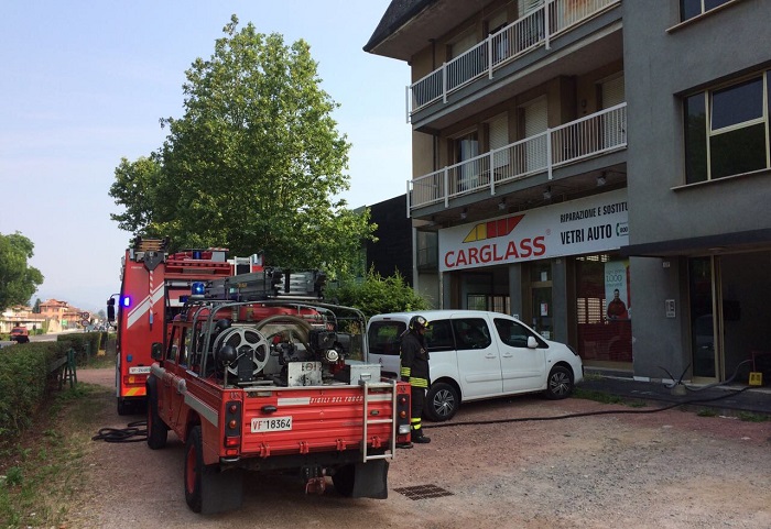 In fiamme una cabina elettrica. Intervento dei Vigili del fuoco di Arona