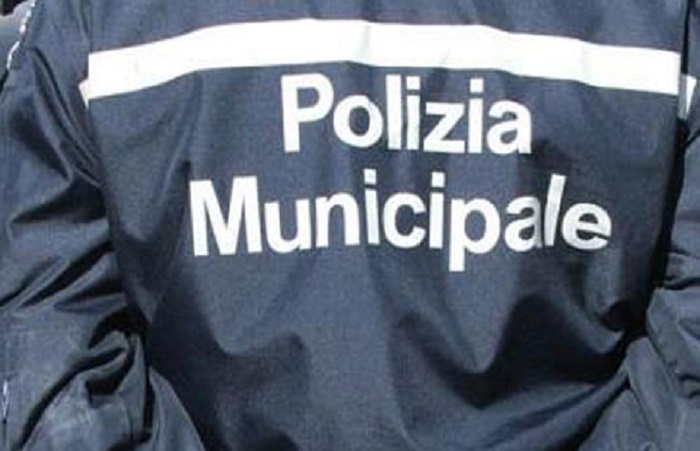 Camion si ribalta a Pagliate: illeso il conducente