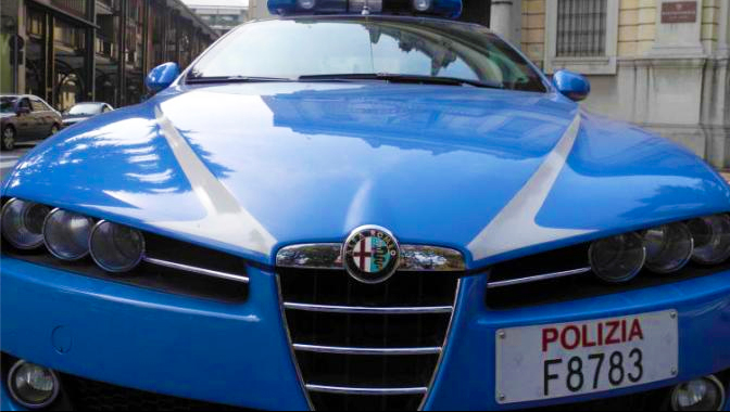 Si ribalta con l'auto in centro a Galliate e sbatte contro due auto