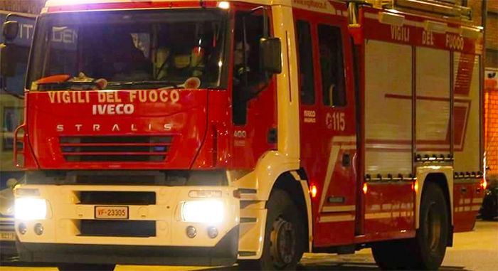 Incendio nella notte alla canna fumaria di un'abitazione