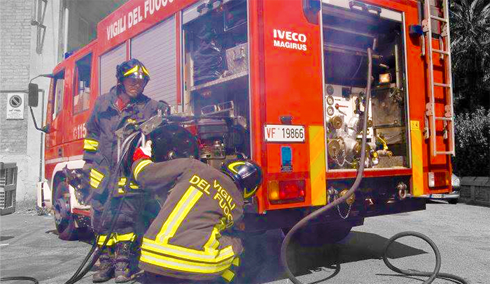 Automobile prende fuoco in strada a Castelletto