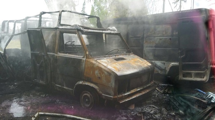  Incendio coinvolge due furgoni e un auto in sosta. Fiamme domate dopo tre ore