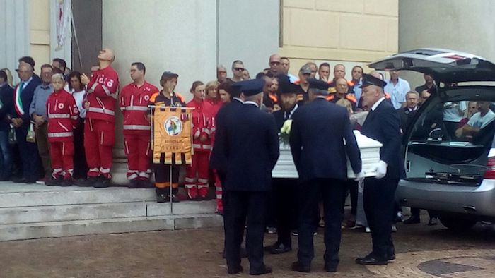 Oleggio: il commosso addio della città alla famiglia Cecala - Fotogallery 